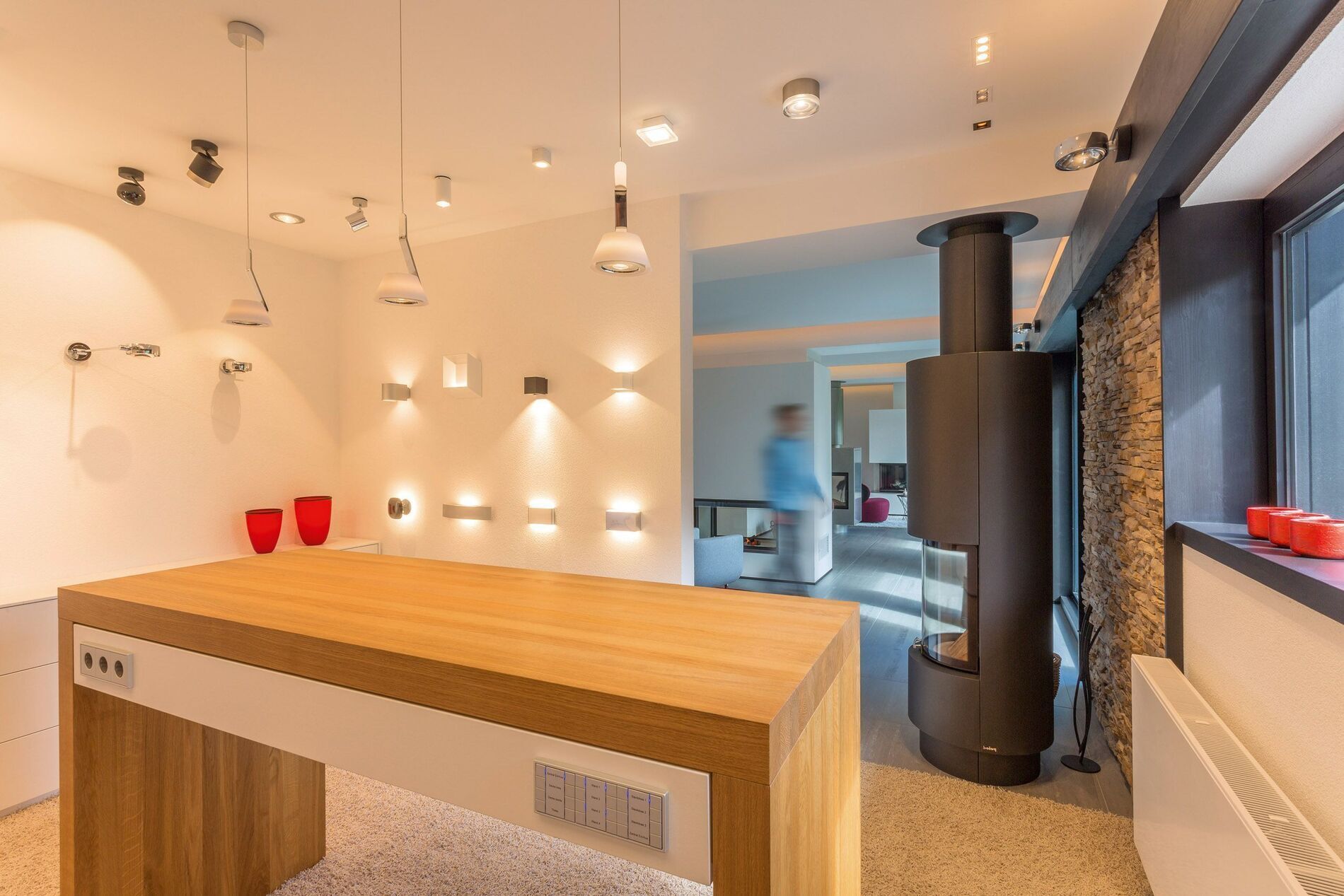 Heller Raum mit einzigartiger Beleuchtung und Holzdesign