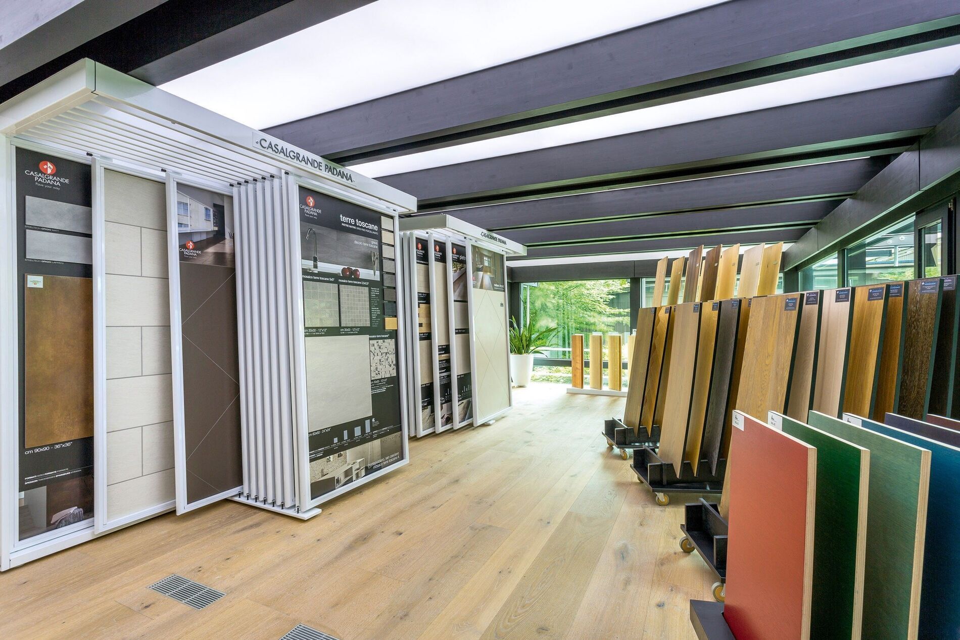 Kunden w&auml;hlen Fliesen, Parkett und Armaturen in hochwertiger Qualit&auml;t aus