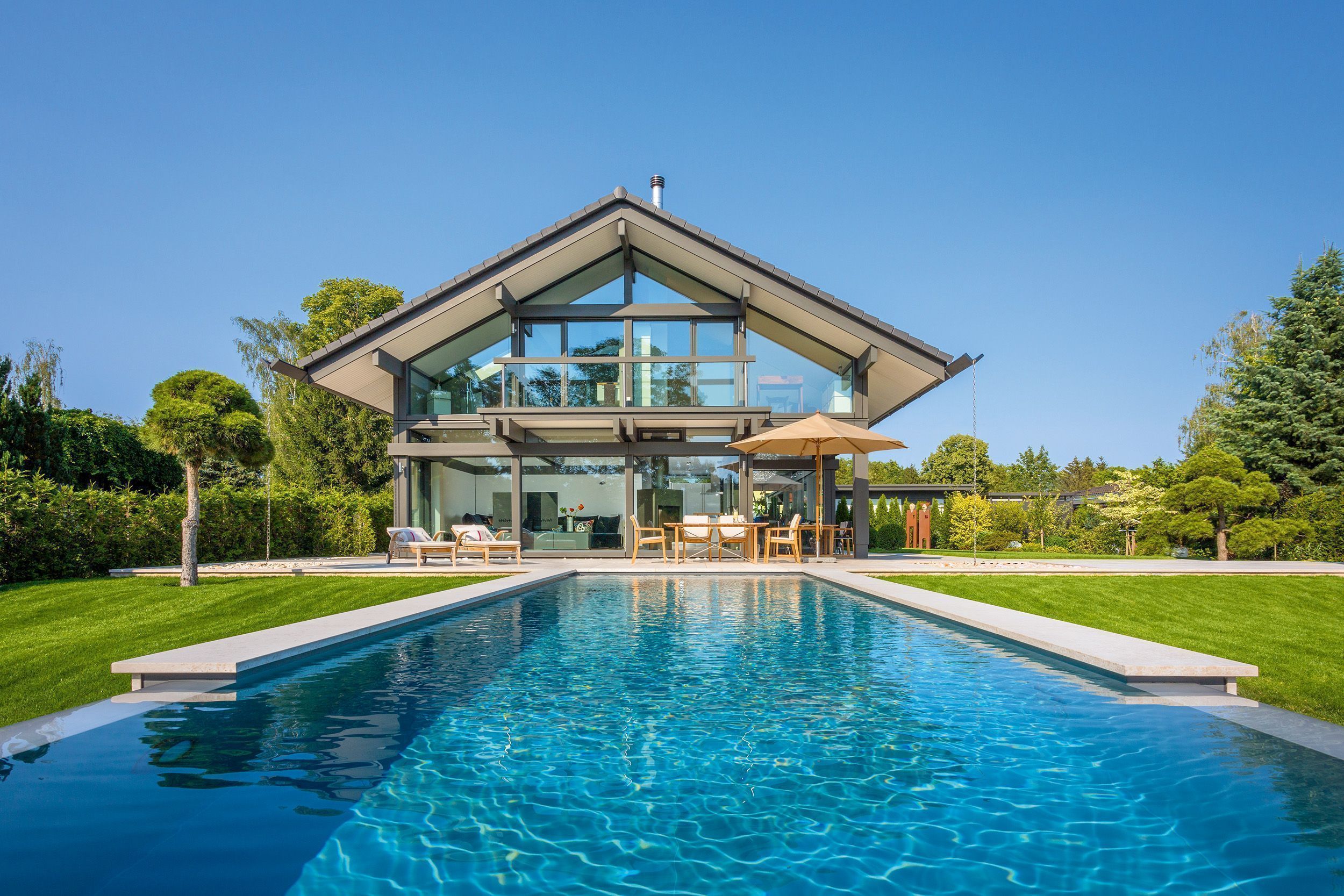 Modernes Architektenhaus mit Garten und Pool Gemütliches Designhaus mit schönem Garten und Swimmingpool
