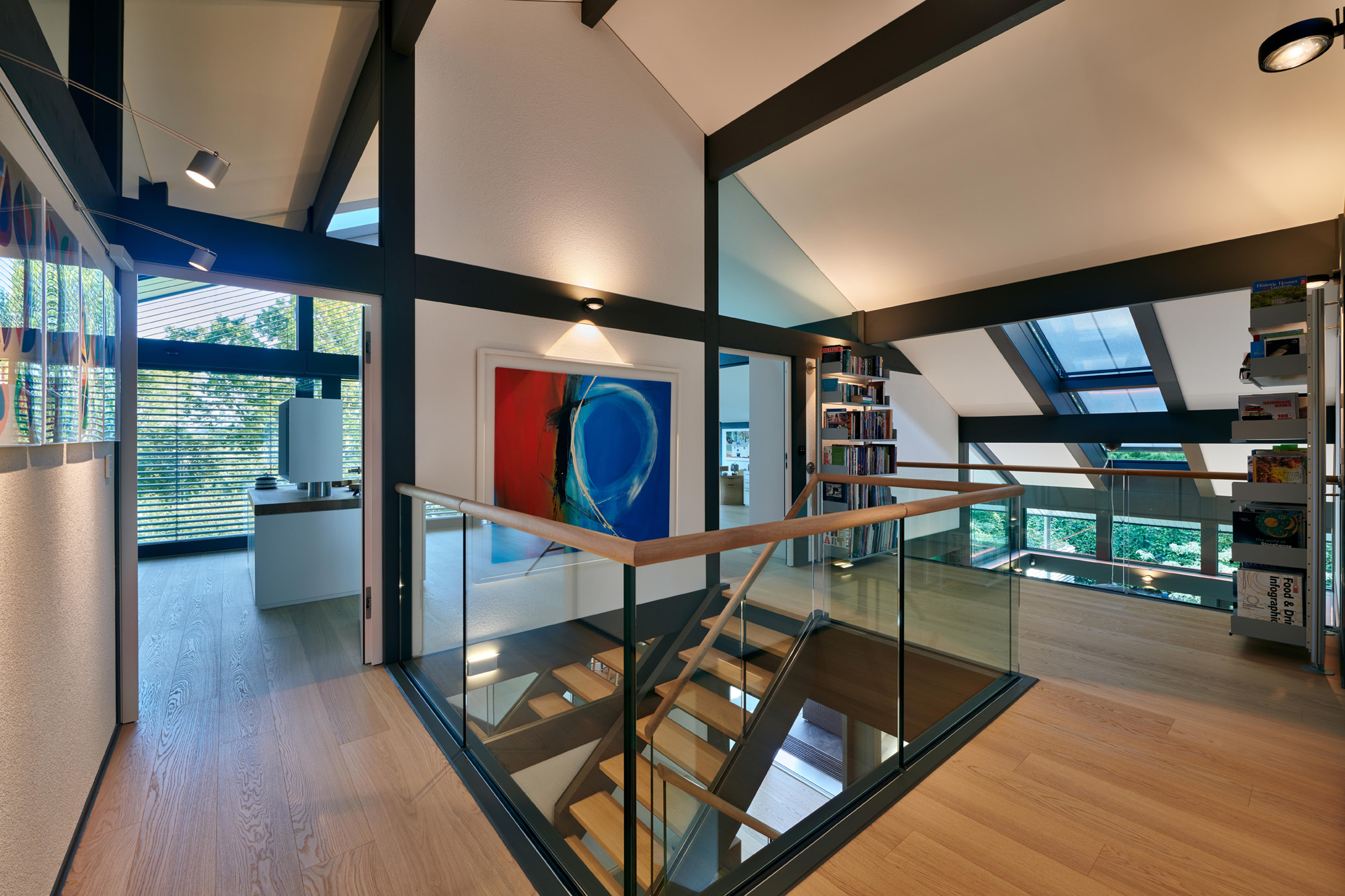 Helle offene Wohnräume und Glasflächen in einem HUF Haus