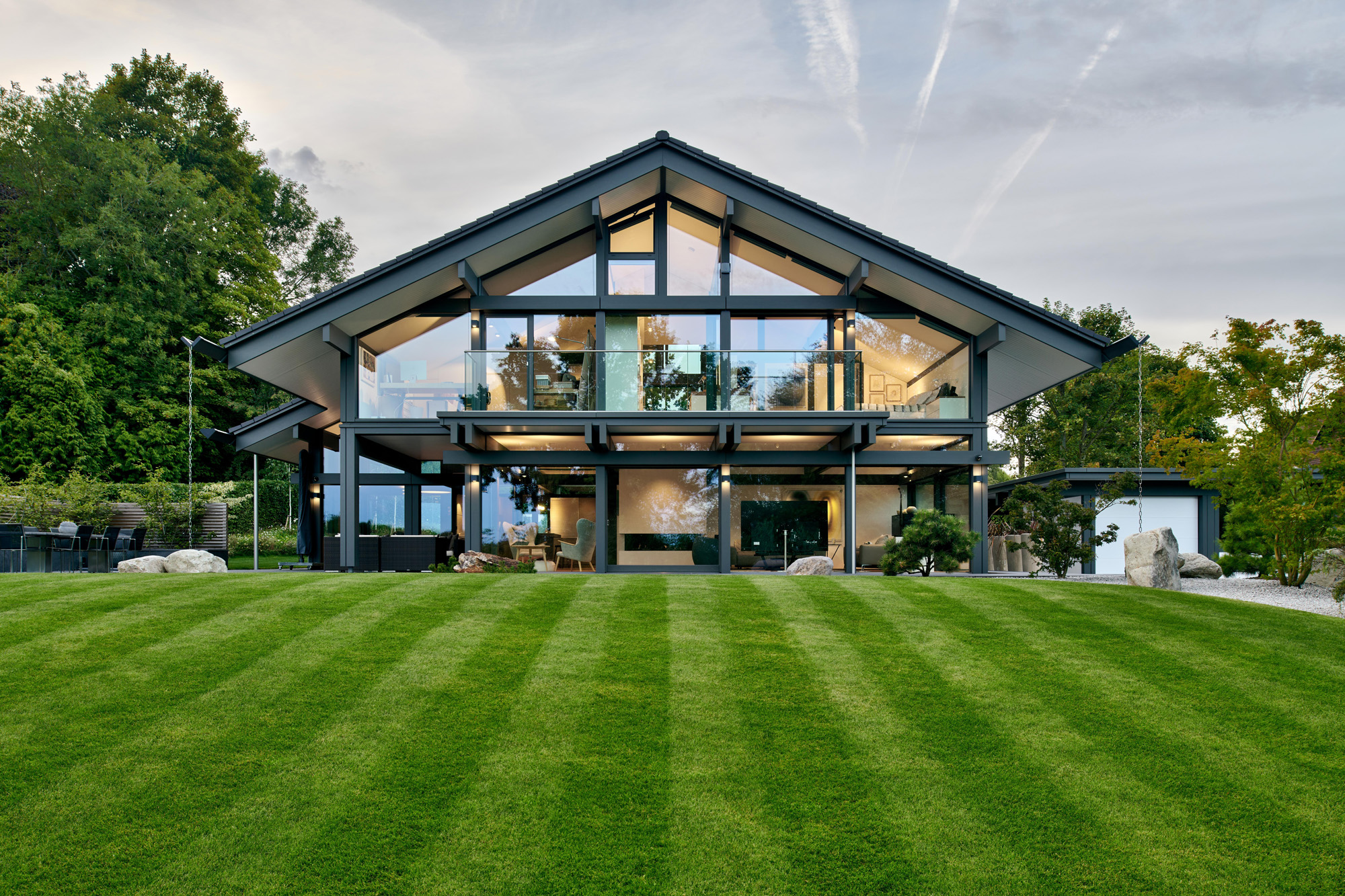 Modernes HUF Haus in charakteristischer Fachwerkbauweise Architektenhaus mit großzügigen Glasflächen und offenem Wohnraum