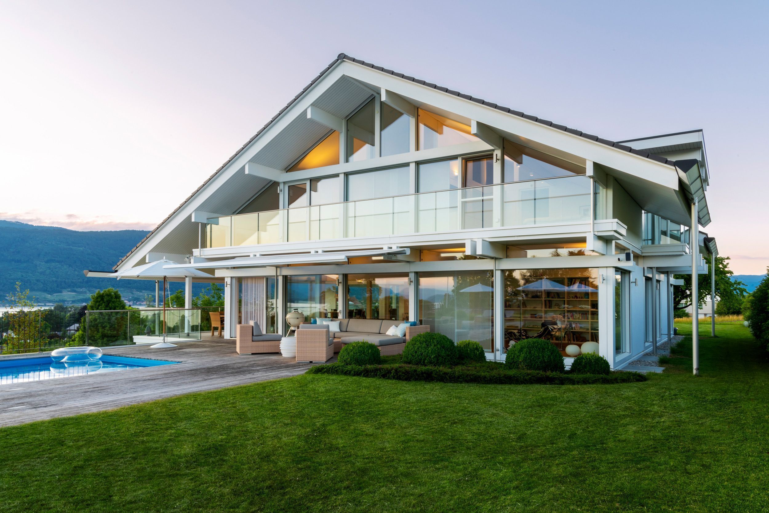 Moderne Architektur eines Designhauses mit Pool Elegantes Designhaus mit großen Fenstern und einem Pool im Garten