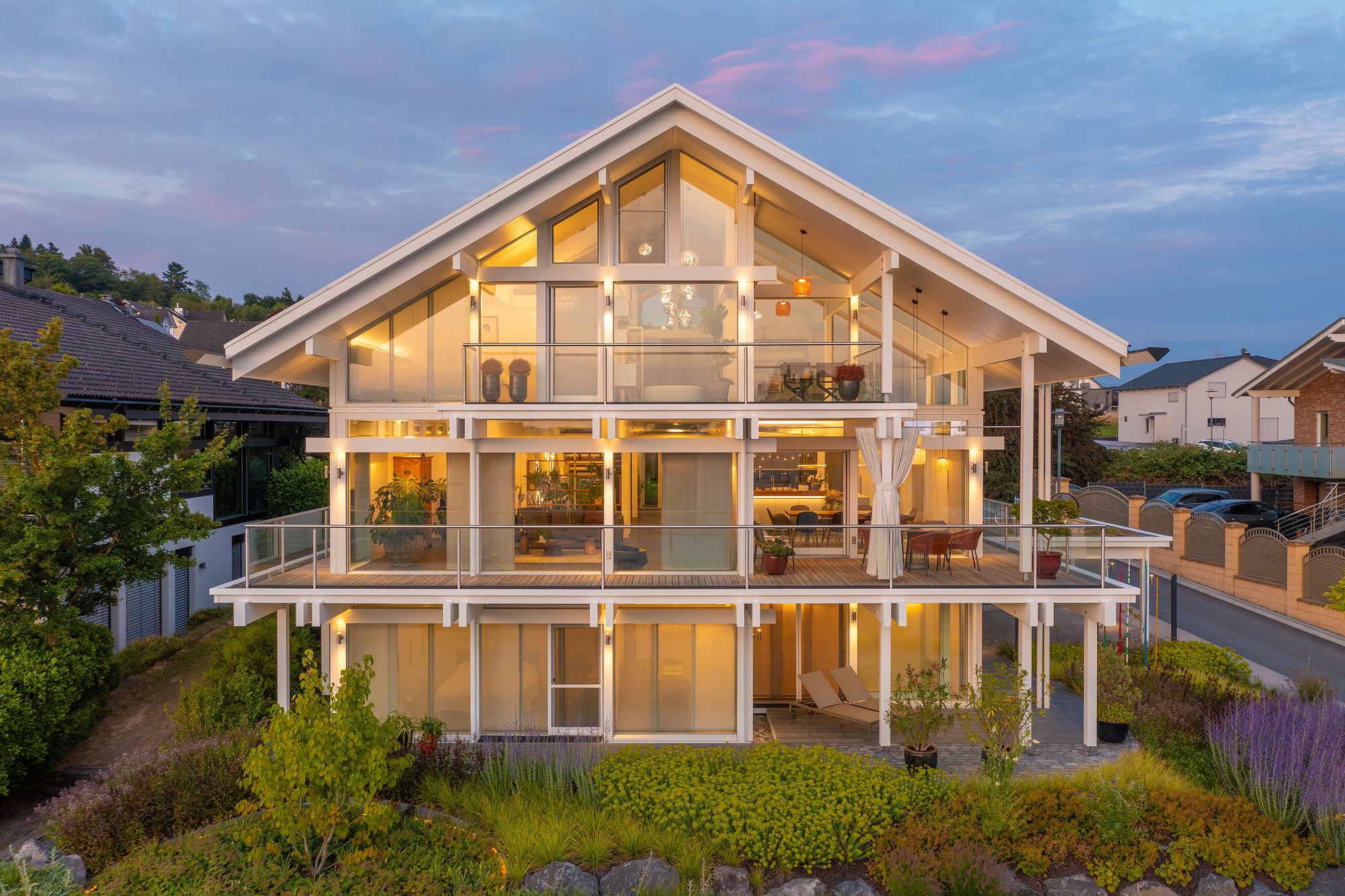 Fachwerkhaus in moderner Architektur mit viel Glas Elegantes Fachwerkhaus mit großzügiger Glasfassade und Garten