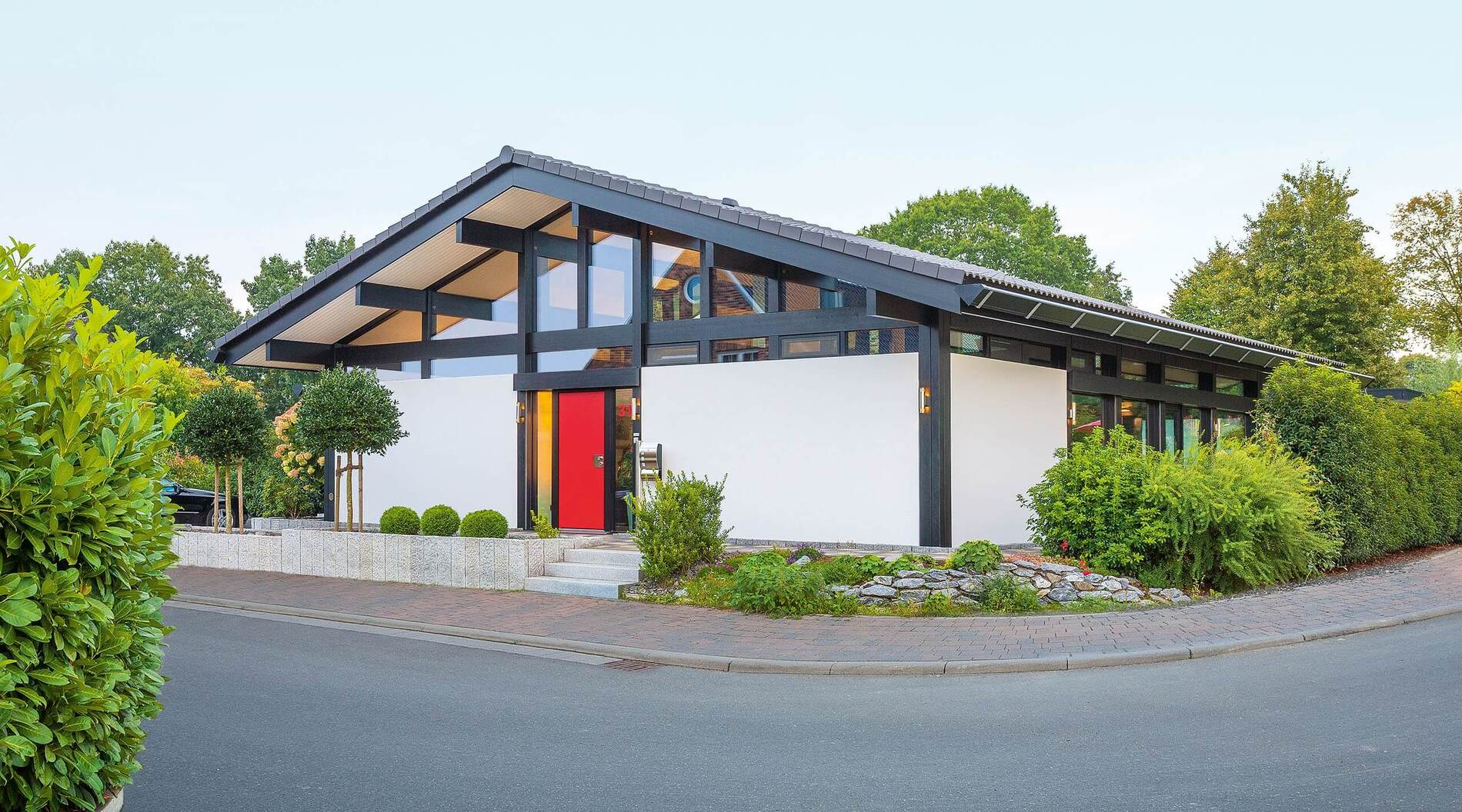 Stufenloses Einfamilienhaus umgeben von Grünflächen