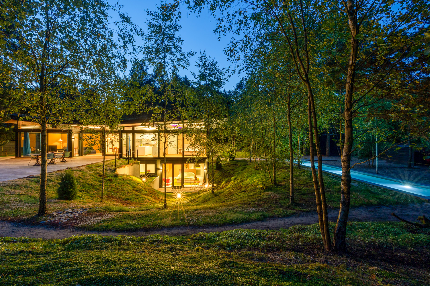 Moderne Bungalow-Architektur umgeben von Natur Zeitgenössisches Traumhaus inmitten von Bäumen und Grün