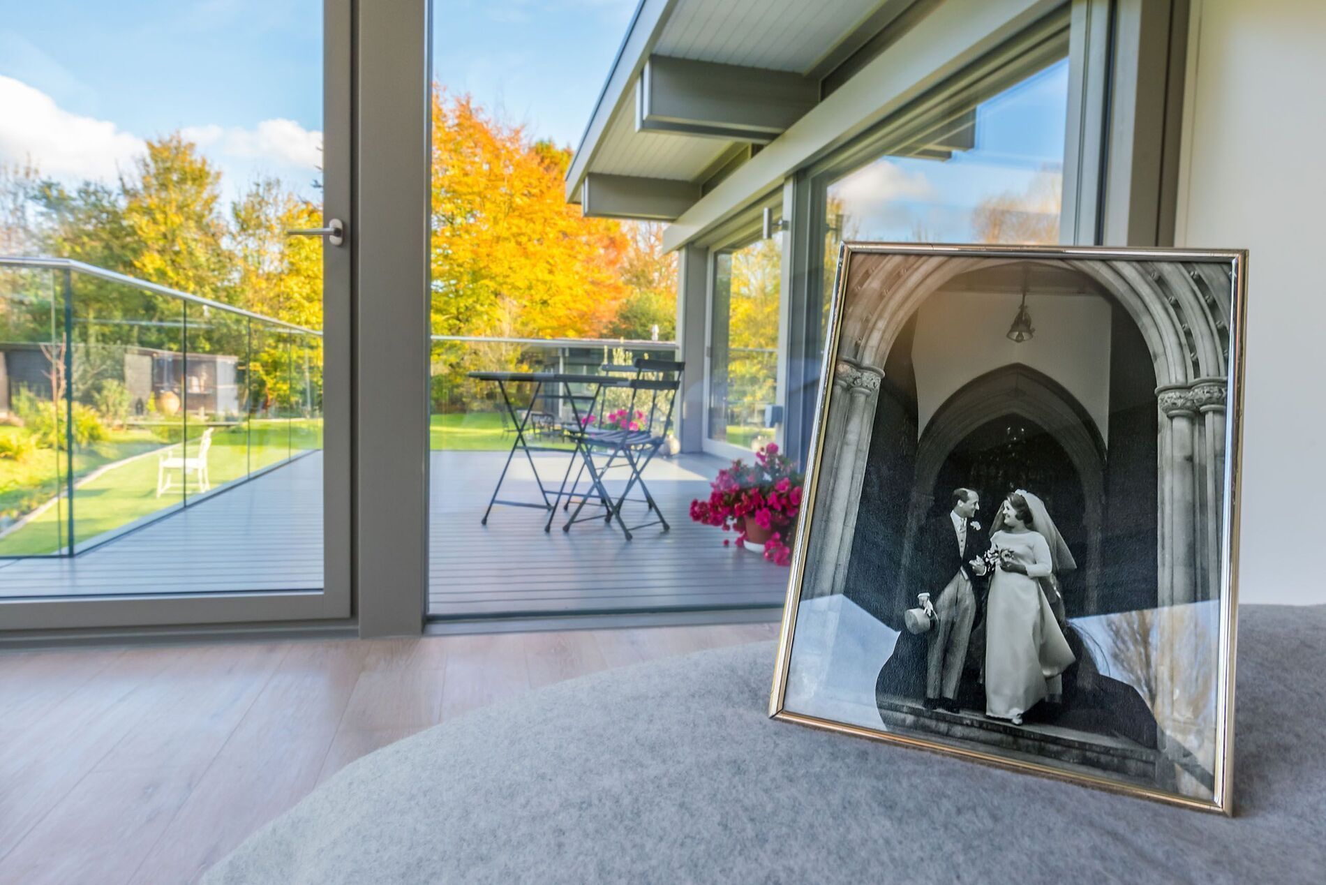 HUF Anbau mit stilvollem Wohnraum Moderne Architektur mit Blick auf Garten und Hochzeitsfoto