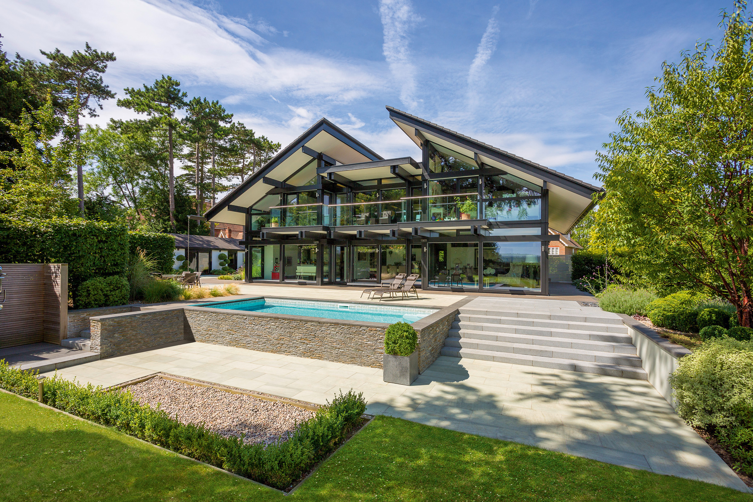 Majestätisches Haus mit Urlaubsflair Modernes Architekturhaus mit Pool und Gartenlandschaft