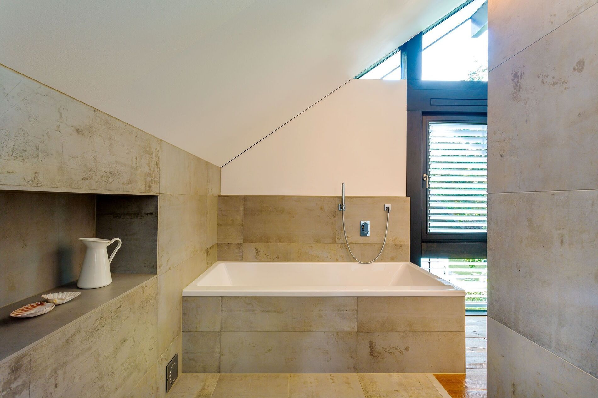 Gemütliches und stilvolles Architektenbad Modernes Badezimmer mit Badewanne und Holzfenster für viel Licht