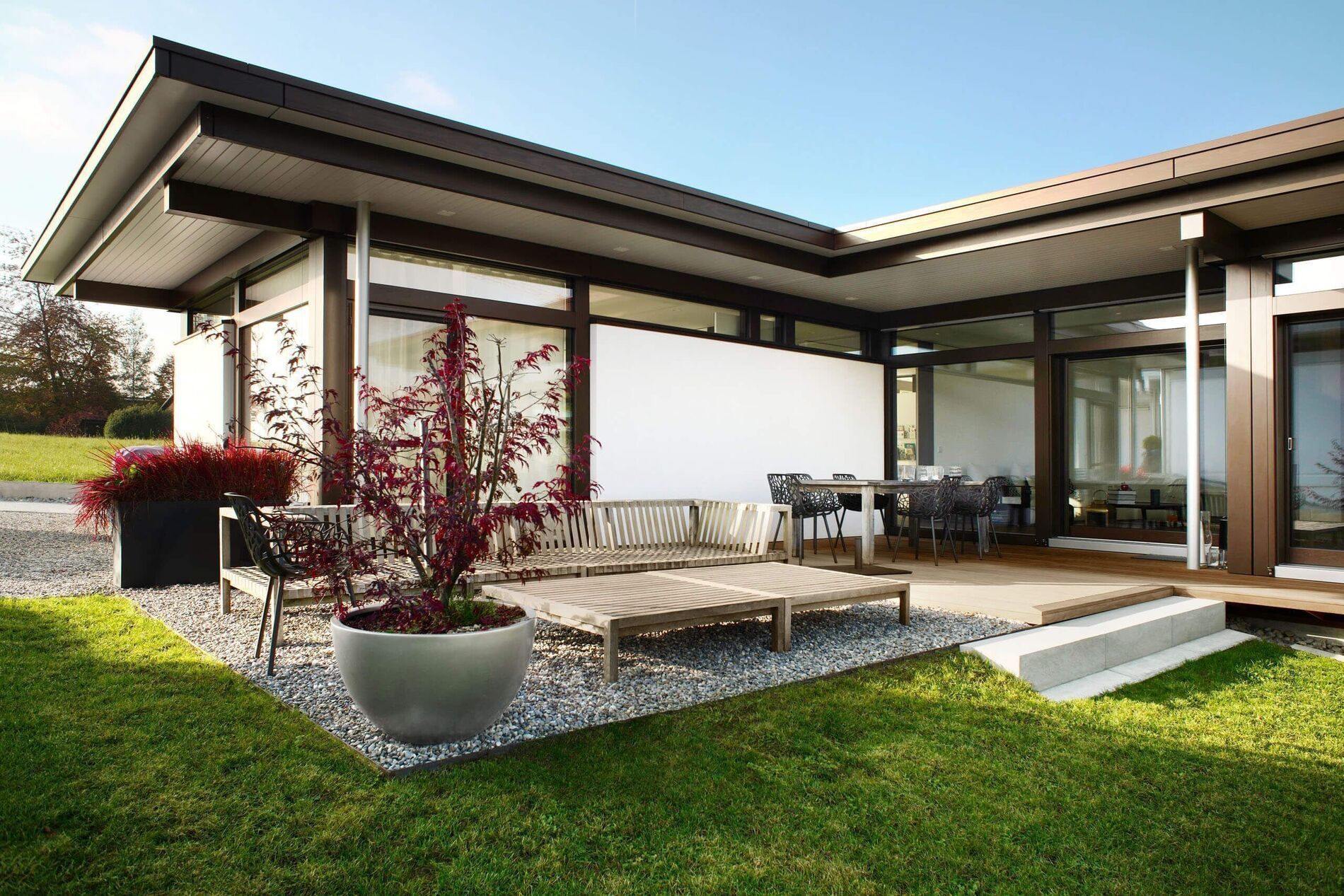 Bungalow mit Garten, Holzterrasse und modernen Möbeln