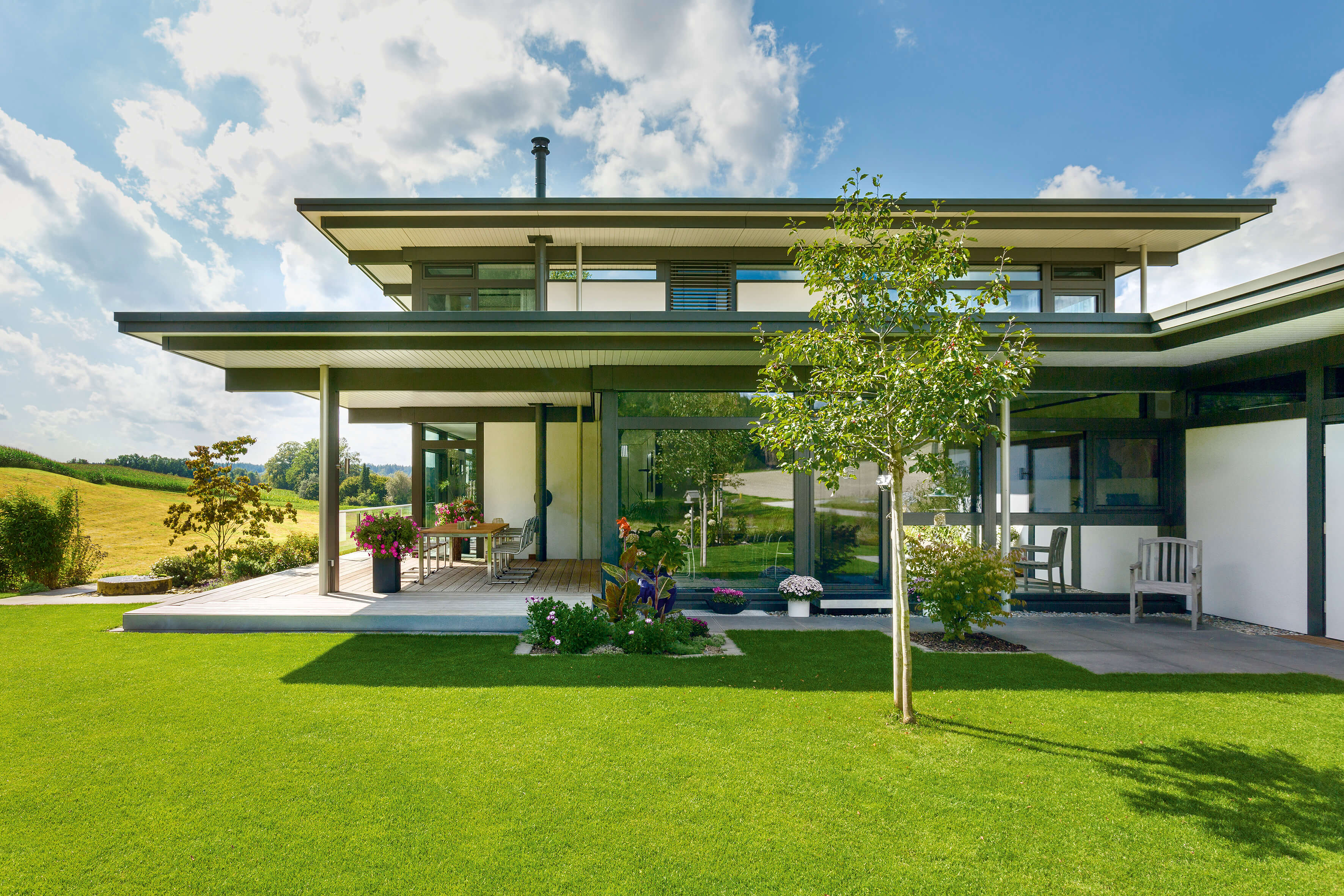 Stilvolles modernes Fachwerkhaus mit Garten und Sonnenschein