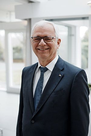 Professionelle Aufnahme eines Mannes in Anzug in modernem Umfeld