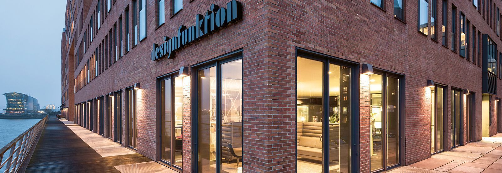 Architekturansicht eines Backsteingeb&auml;udes am Wasser mit Sicht auf Eingang