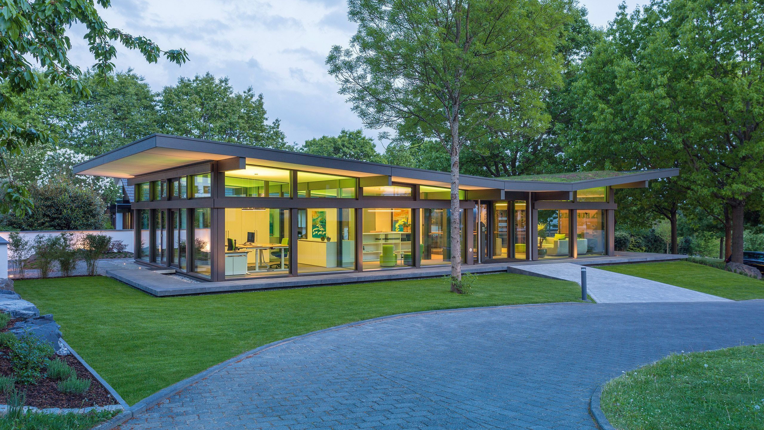 Modernes Wohnhaus mit großen Fenstern und Garten Architektonisches Design eines modernen Hauses in der Natur