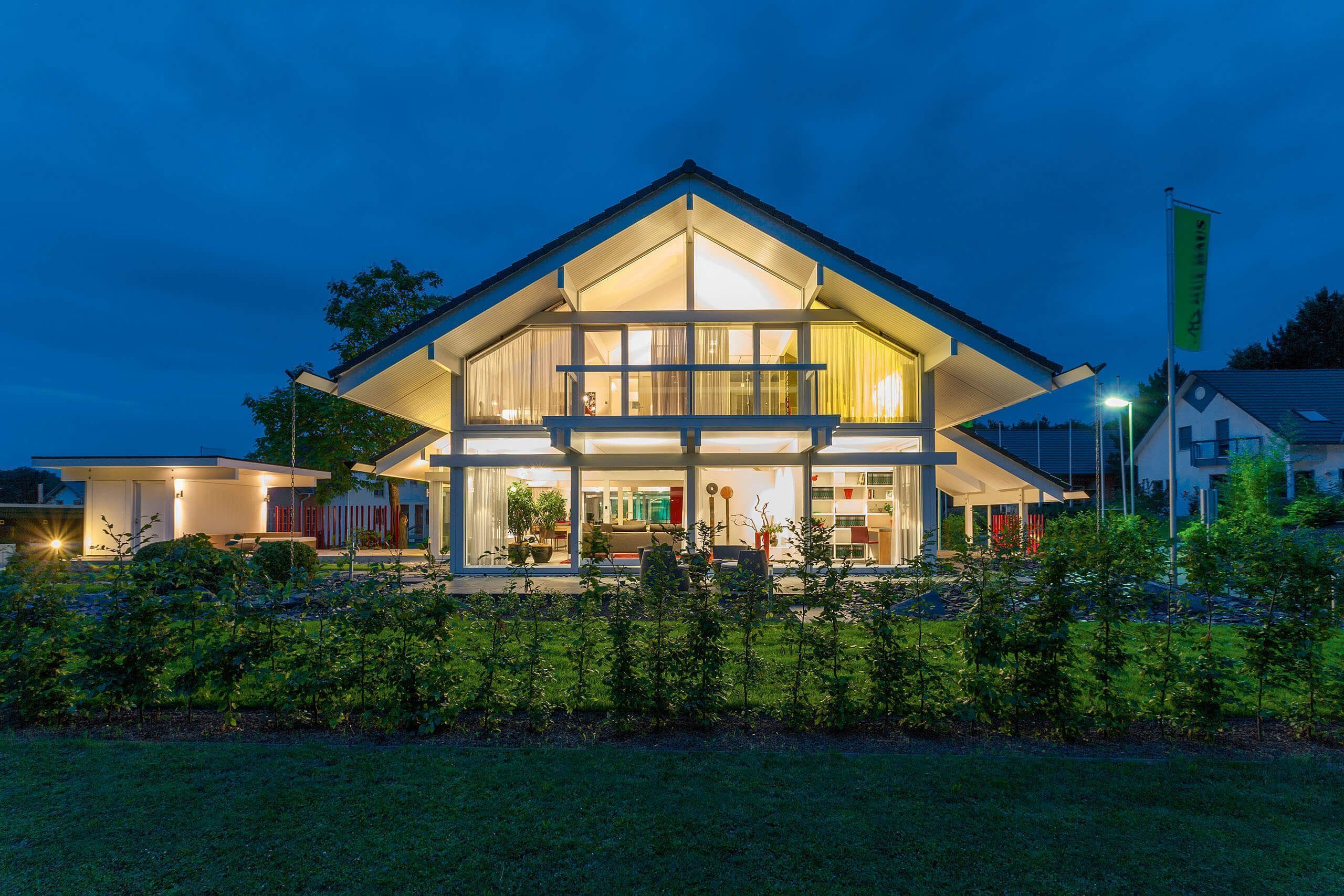 Futuristisches Haus mit Pflanzen und Garten bei Nacht