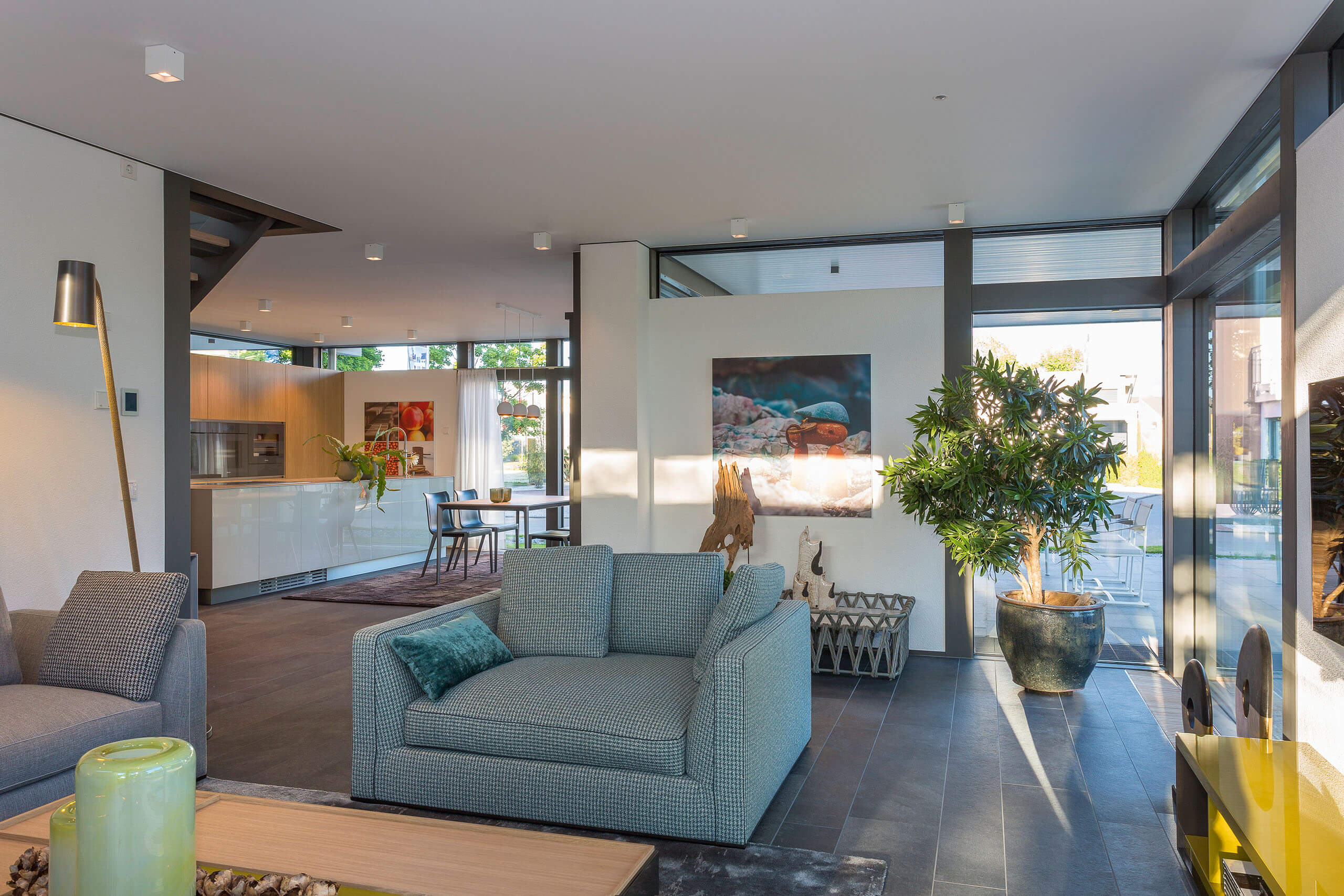 Modernes Wohnzimmer mit Essbereich und Pflanzen Ein stilvolles Wohnzimmer mit Möbeln, Pflanzen und natürlichem Licht