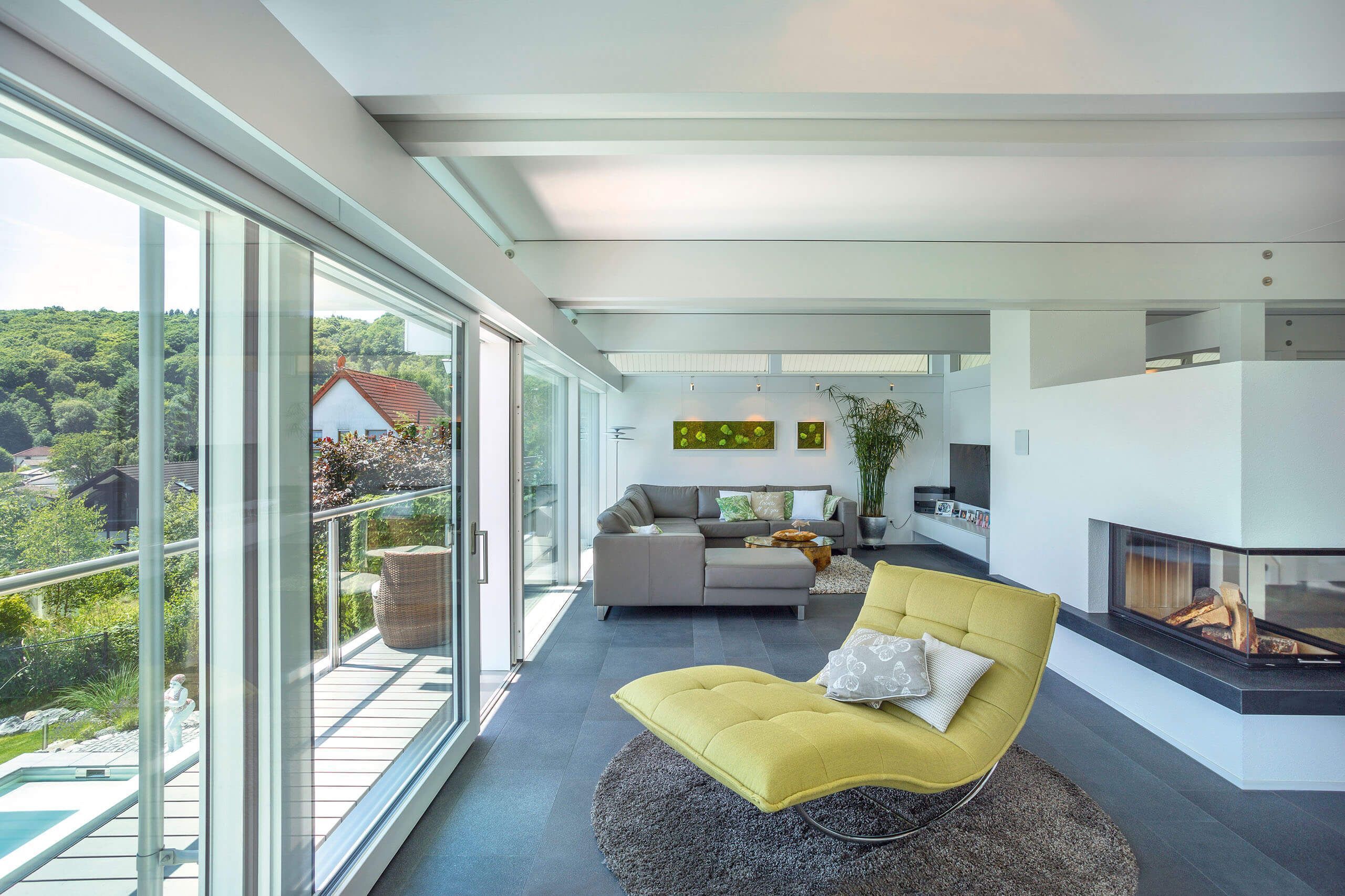 Moderne Wohnräumlichkeiten mit Aussicht Helles und geräumiges Wohnzimmer mit moderner Einrichtung und großen Fenstern