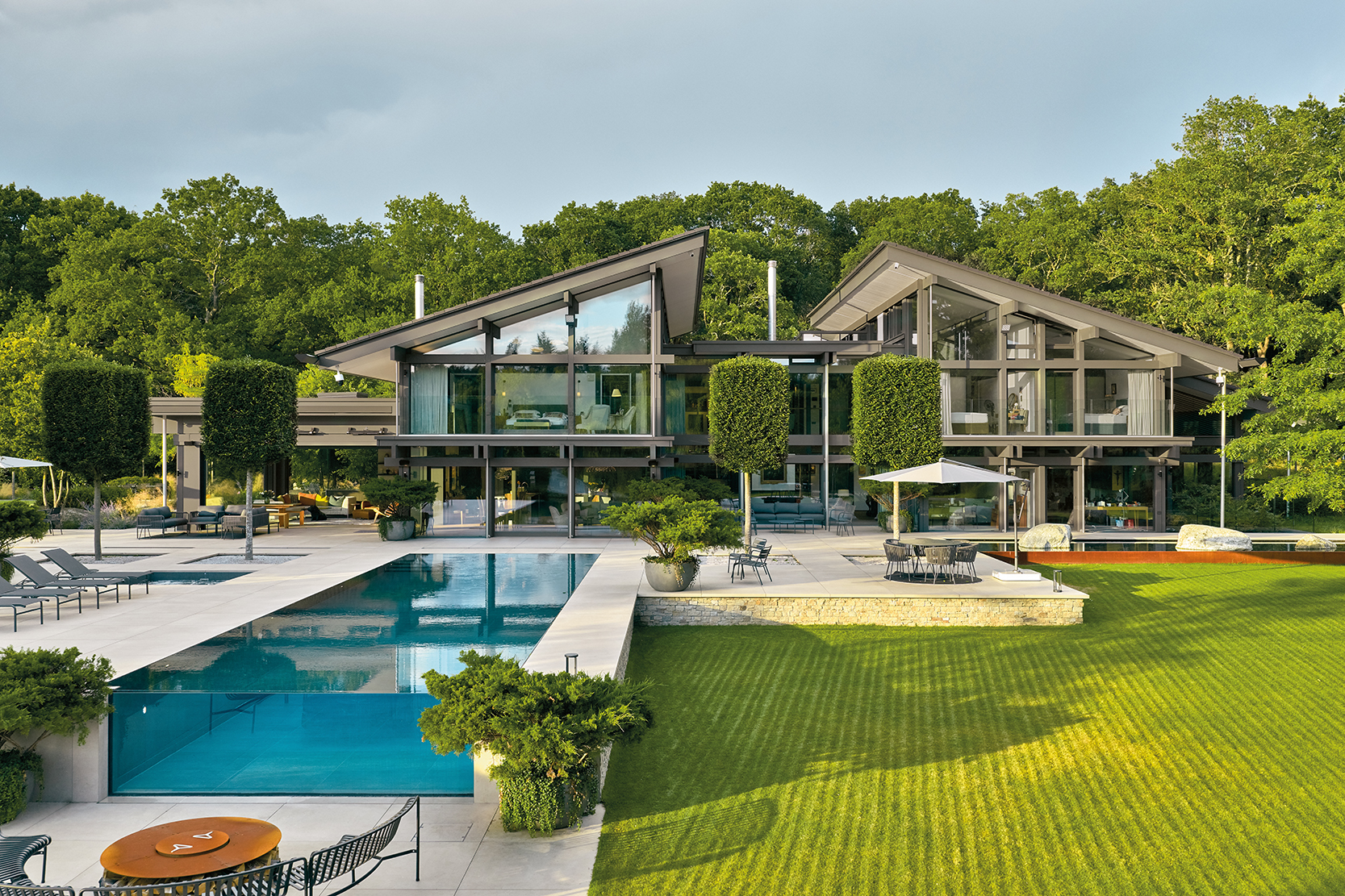 Moderne Villa mit Pool und Gartenlandschaft Luxuriöse Architektur mit Glasfassade und gepflegtem Garten