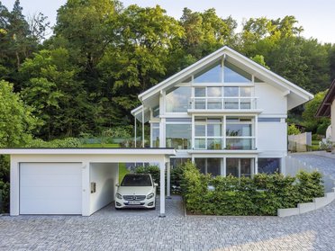 Helles Architektenhaus mit Garage und Umgebung aus Grün