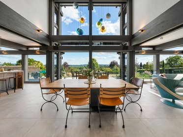 Elegantes Interieur mit Blick auf die Landschaft und stilvollen Möbeln
