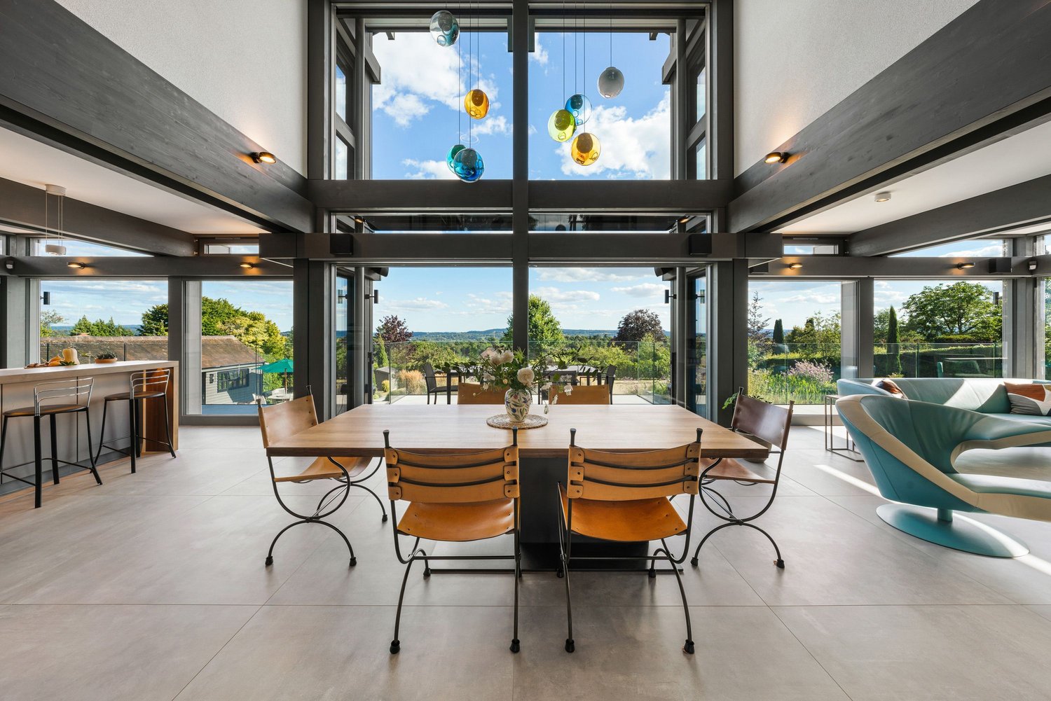 Elegantes Interieur mit Blick auf die Landschaft und stilvollen Möbeln