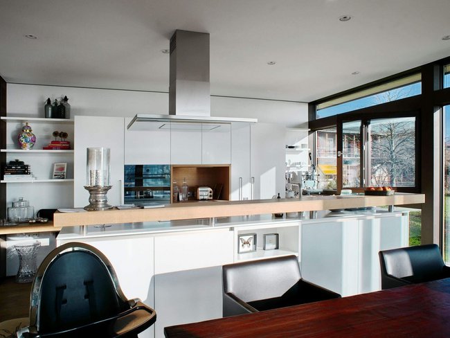 Moderne Küche in einem Architektenbungalow Helle, moderne Küche mit offenem Raumkonzept und großen Fenstern