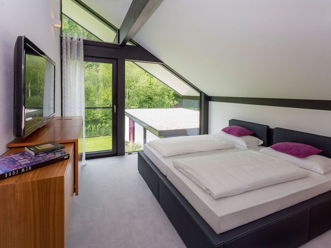 Stilvolles Schlafzimmer mit Blick auf die Natur