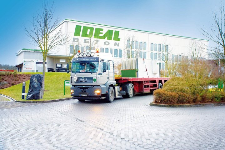 Ein Lkw liefert Materialien vor dem Ideal Beton Firmengebäude.