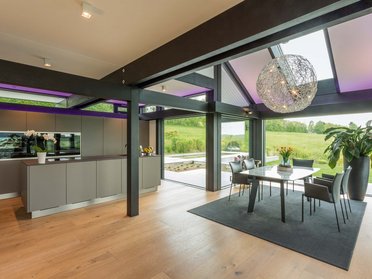 Offene Küche und Essbereich in einem modernen Architektenhaus