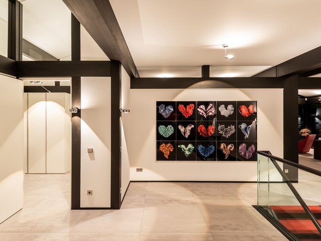 Moderne Architektur mit organischen Formen und Glasflächen Innenansicht eines Bungalows mit Kunst und modernem Design