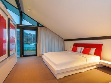 HUF Haus modum 810 Musterhaus Wuppertal 2 Elegantes Schlafzimmer mit minimalistischer Einrichtung und Ausblick