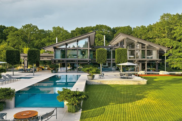 Luxuriöse Architektur mit Glasfassade und gepflegtem Garten