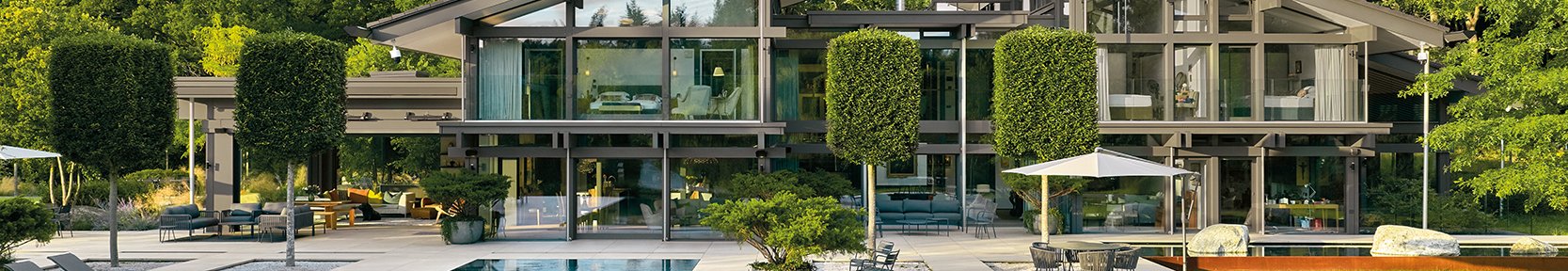 Moderne Villa mit Pool und Gartenlandschaft Luxuriöse Architektur mit Glasfassade und gepflegtem Garten