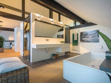 Helles, geräumiges Badezimmer mit Pflanzen und modernen Elementen