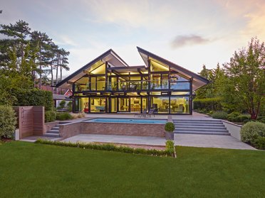 Modernes, elegantes Haus mit Pool und Garten im Freien