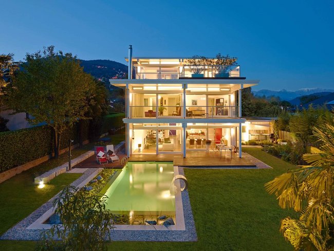 Stilvolles Flachdachhaus mit Pool und modernem Design bei Nacht