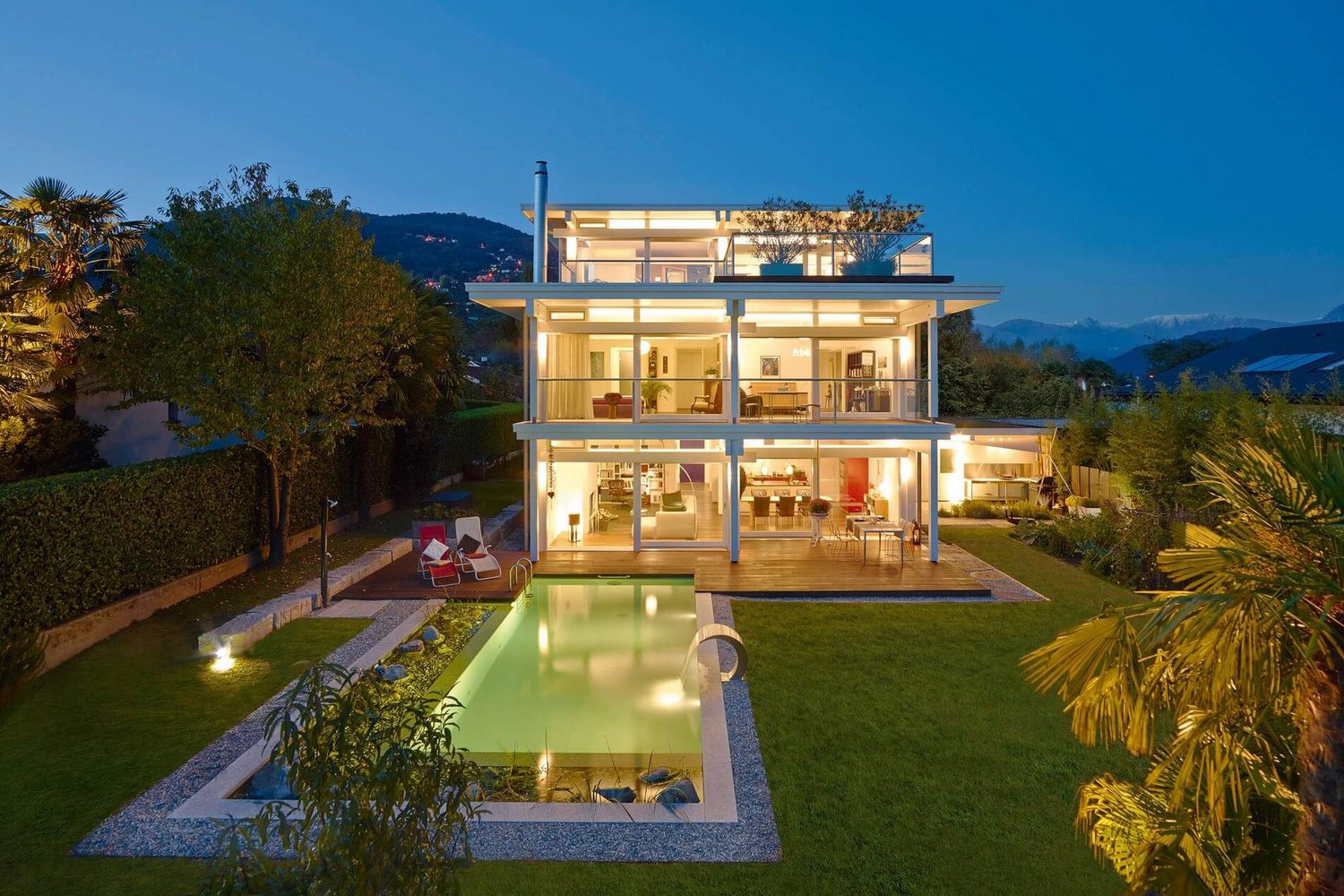 Stilvolles Flachdachhaus mit Pool und modernem Design bei Nacht