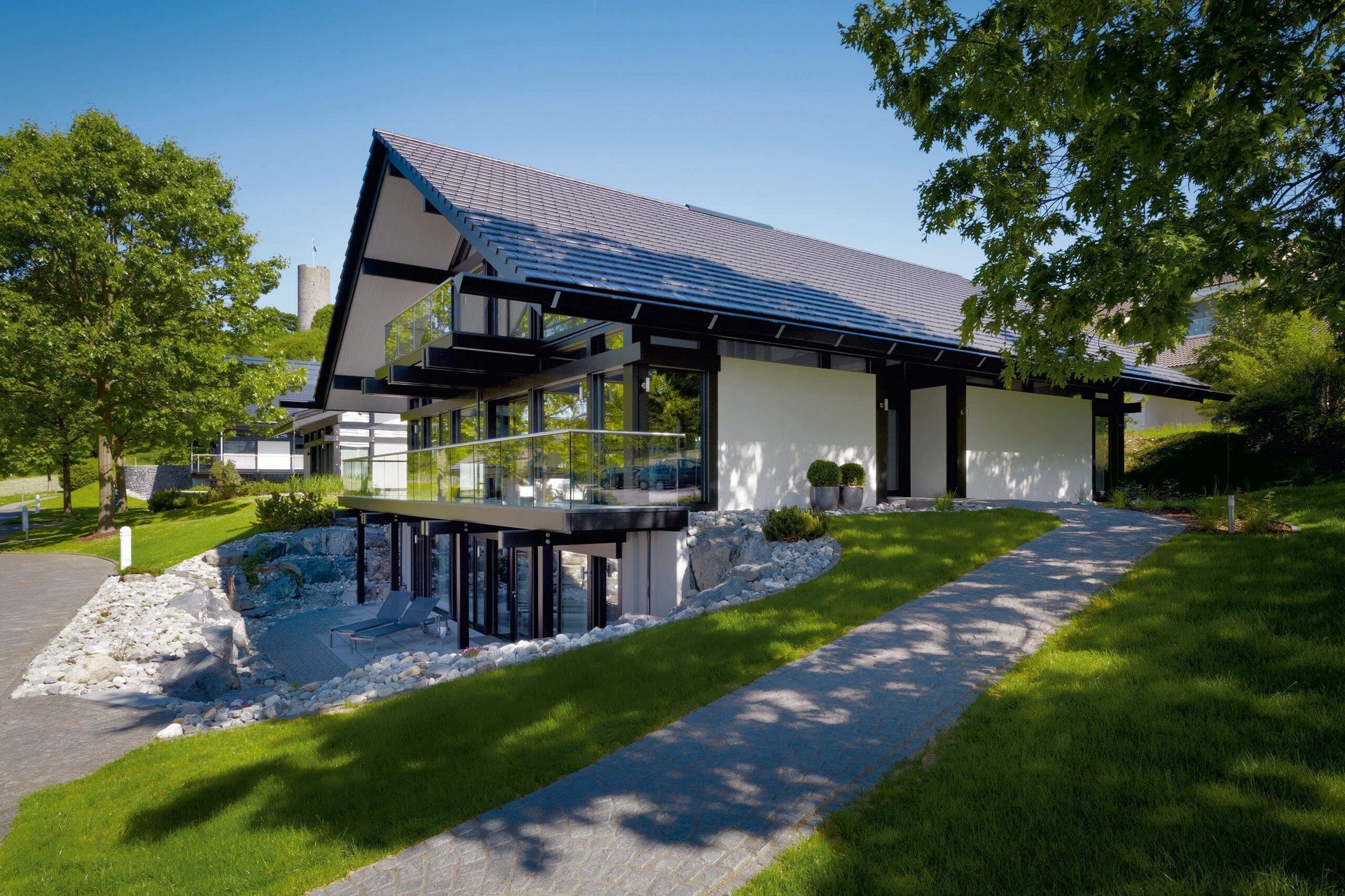 HUF Dorf Musterhauszentrum ART 5 18 Elegantes Gebäude mit Glasfront und umlaufendem Garten