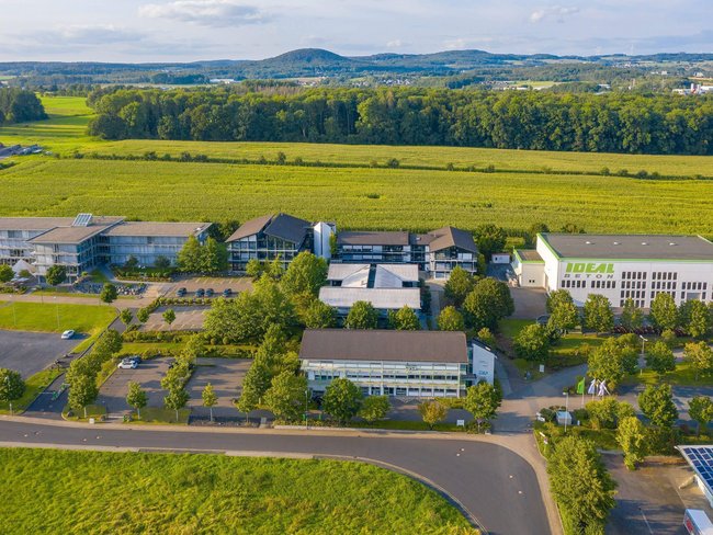 Luftaufnahme des Bürogebäudes HUF und umliegender Landschaft