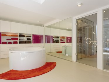 Stilvolles Badezimmer mit runder Badewanne und klaren Linien