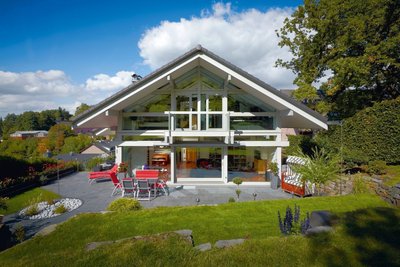 Offene Bauweise eines HUF Hauses mit großer Terrasse und Garten