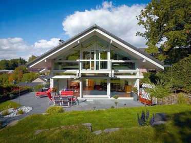 HUF Haus ART 3 grau Fachwerkhaus 3 Offene Bauweise eines HUF Hauses mit großer Terrasse und Garten