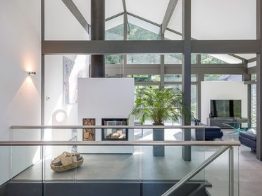 Bungalow mit großem Wohnzimmer, modernen Möbeln und viel Licht