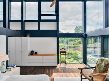 Helles Schlafzimmer mit modernem Design und großer Fensterfront