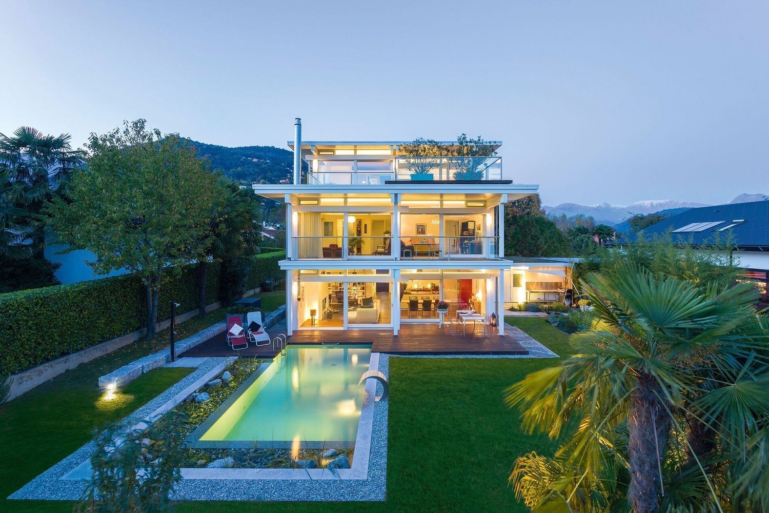 HUF Flachdachhaus mit Pool und klaren Linien in der Abenddämmerung