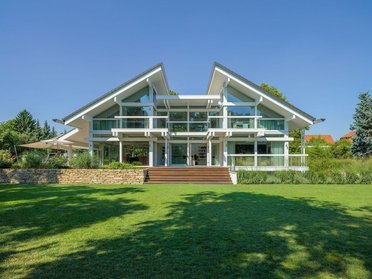 Markantes modernes Haus mit großzügiger Raumgestaltung und Garten