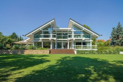 Markantes modernes Haus mit großzügiger Raumgestaltung und Garten