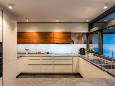 Moderne Küche mit Holz- und Steinoberflächen in stilvollem Design