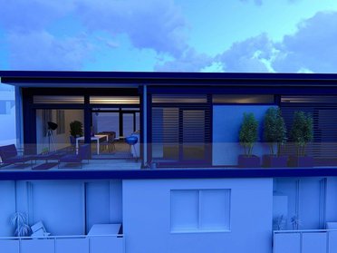 Moderne Architektur mit Balkon und Pflanzen bei Dämmerung