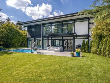 Architektenhaus mit Pool und großem Garten Lichtdurchflutetes Haus mit moderner Architektur und Garten