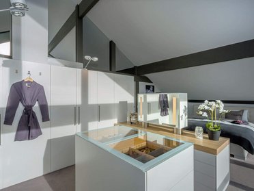 Helles und elegantes Schlafzimmer mit modernem Design und Möbeln